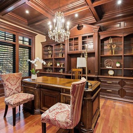French Chateau W/Swim Spa & Theatre: 11,700 Sqft YYC Dış mekan fotoğraf