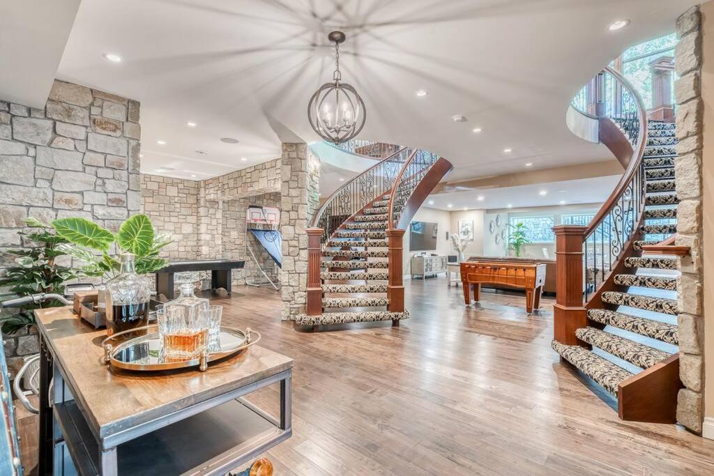French Chateau W/Swim Spa & Theatre: 11,700 Sqft YYC Dış mekan fotoğraf