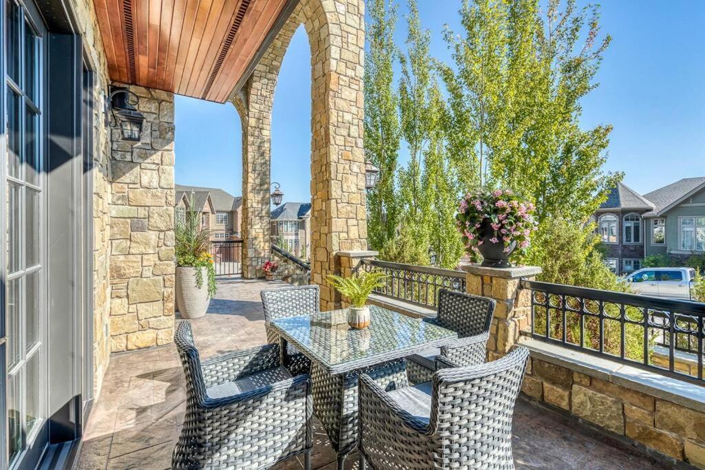 French Chateau W/Swim Spa & Theatre: 11,700 Sqft YYC Dış mekan fotoğraf