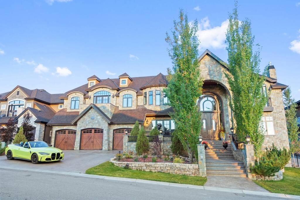 French Chateau W/Swim Spa & Theatre: 11,700 Sqft YYC Dış mekan fotoğraf