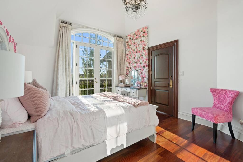 French Chateau W/Swim Spa & Theatre: 11,700 Sqft YYC Dış mekan fotoğraf