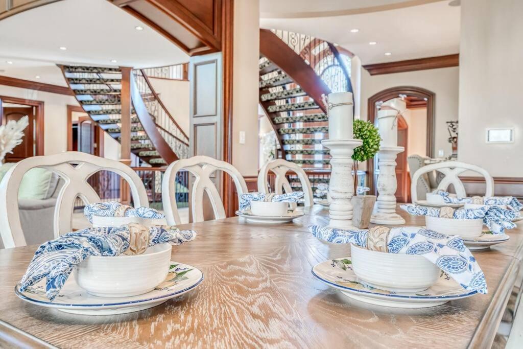 French Chateau W/Swim Spa & Theatre: 11,700 Sqft YYC Dış mekan fotoğraf