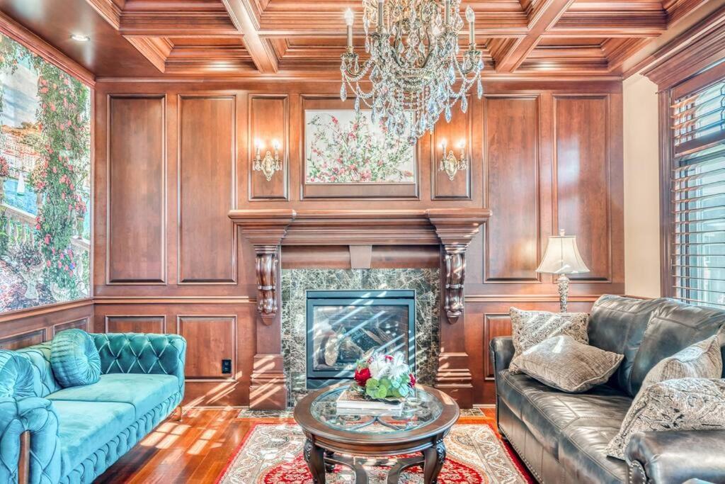 French Chateau W/Swim Spa & Theatre: 11,700 Sqft YYC Dış mekan fotoğraf