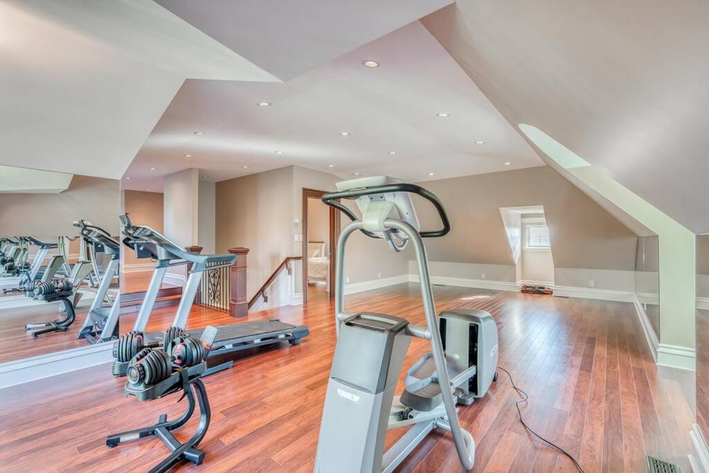 French Chateau W/Swim Spa & Theatre: 11,700 Sqft YYC Dış mekan fotoğraf