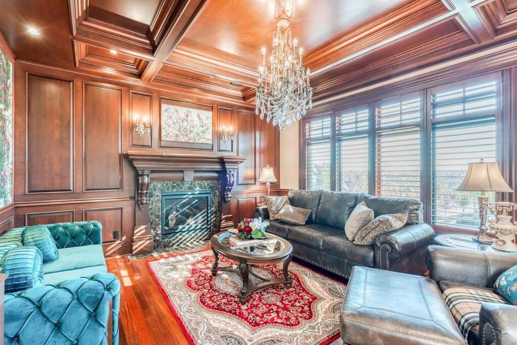 French Chateau W/Swim Spa & Theatre: 11,700 Sqft YYC Dış mekan fotoğraf