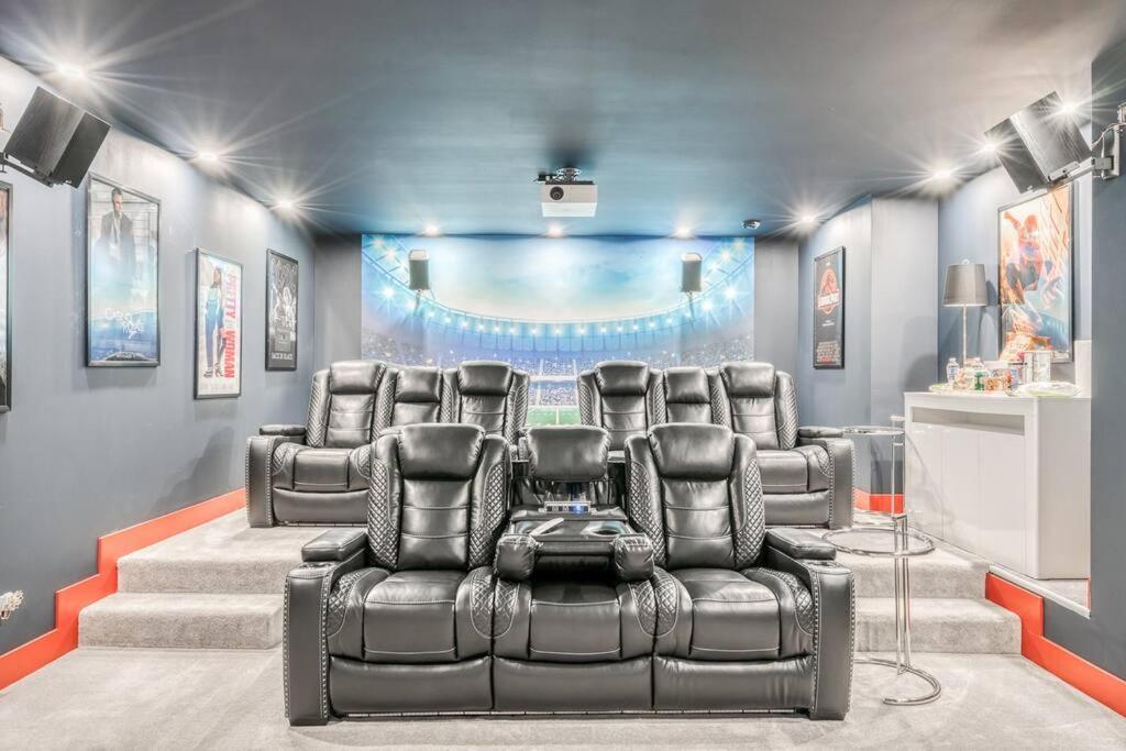 French Chateau W/Swim Spa & Theatre: 11,700 Sqft YYC Dış mekan fotoğraf
