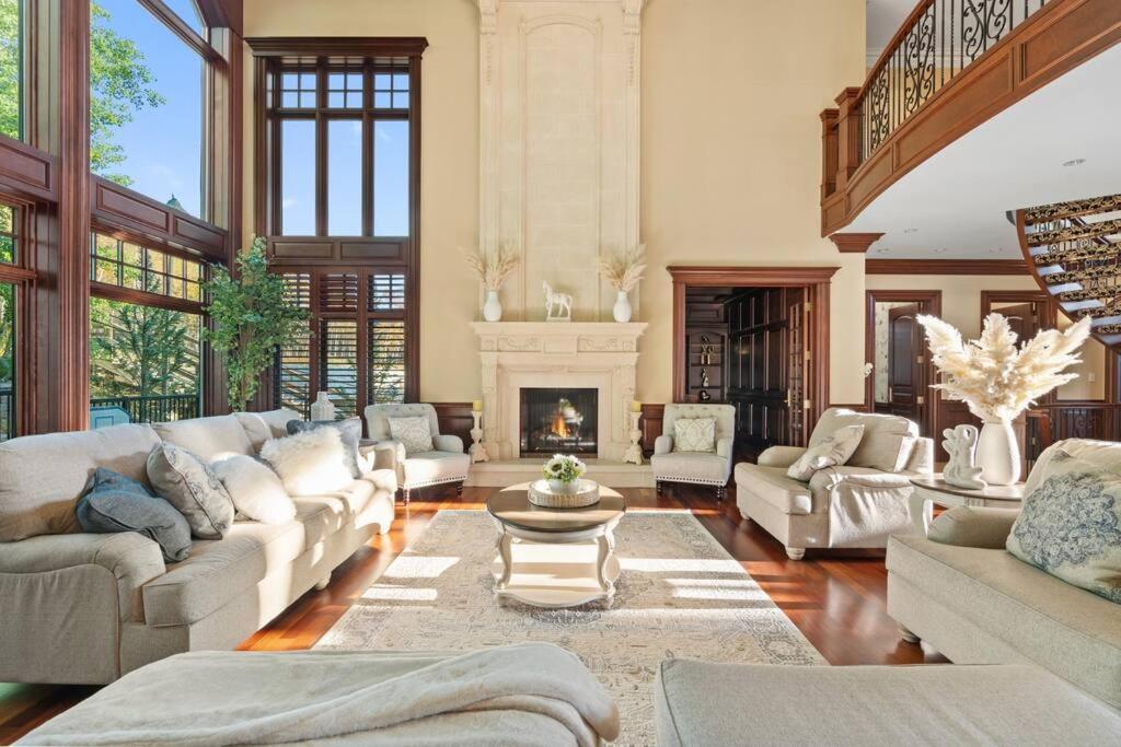 French Chateau W/Swim Spa & Theatre: 11,700 Sqft YYC Dış mekan fotoğraf
