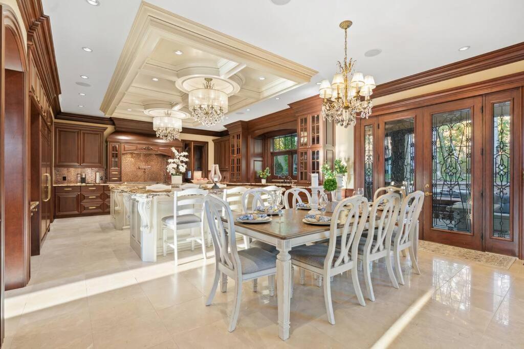 French Chateau W/Swim Spa & Theatre: 11,700 Sqft YYC Dış mekan fotoğraf