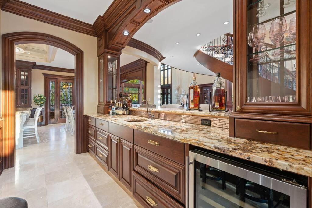 French Chateau W/Swim Spa & Theatre: 11,700 Sqft YYC Dış mekan fotoğraf