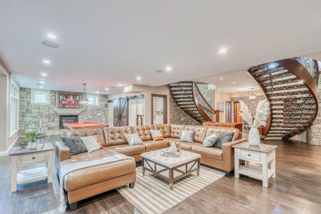 French Chateau W/Swim Spa & Theatre: 11,700 Sqft YYC Dış mekan fotoğraf