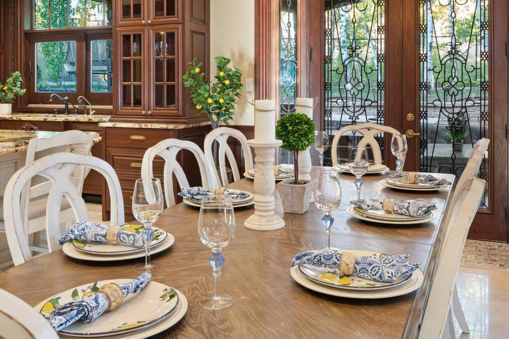 French Chateau W/Swim Spa & Theatre: 11,700 Sqft YYC Dış mekan fotoğraf