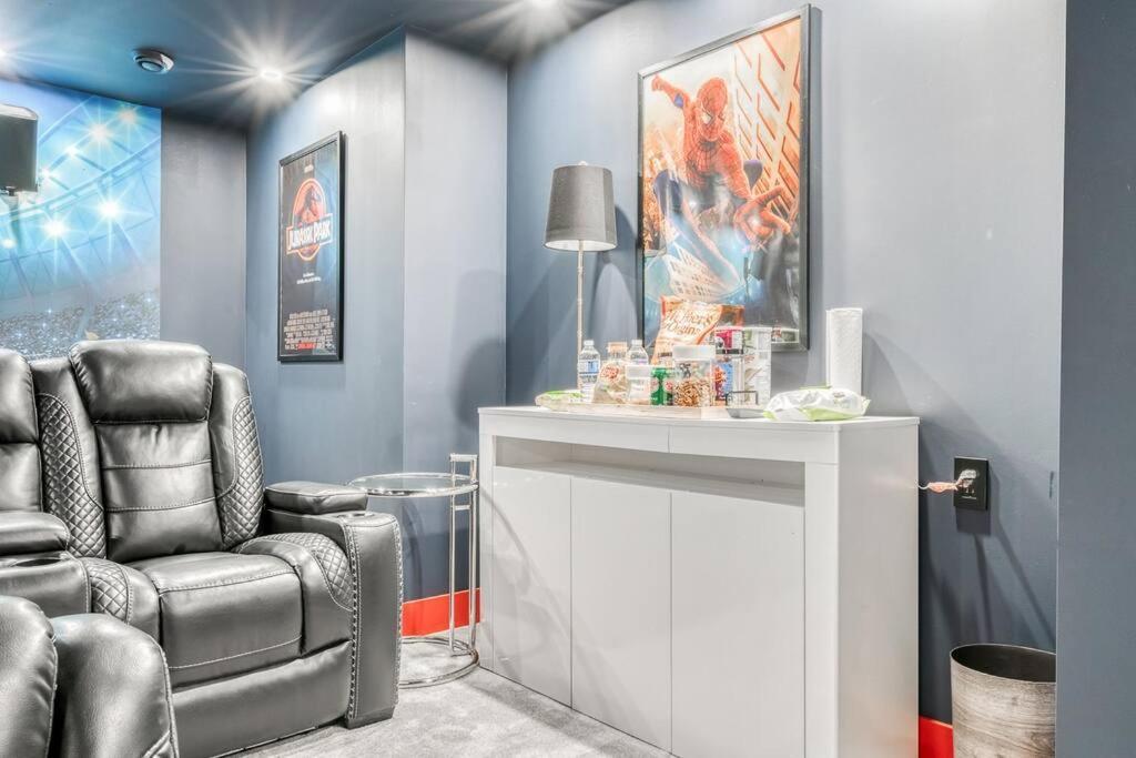 French Chateau W/Swim Spa & Theatre: 11,700 Sqft YYC Dış mekan fotoğraf