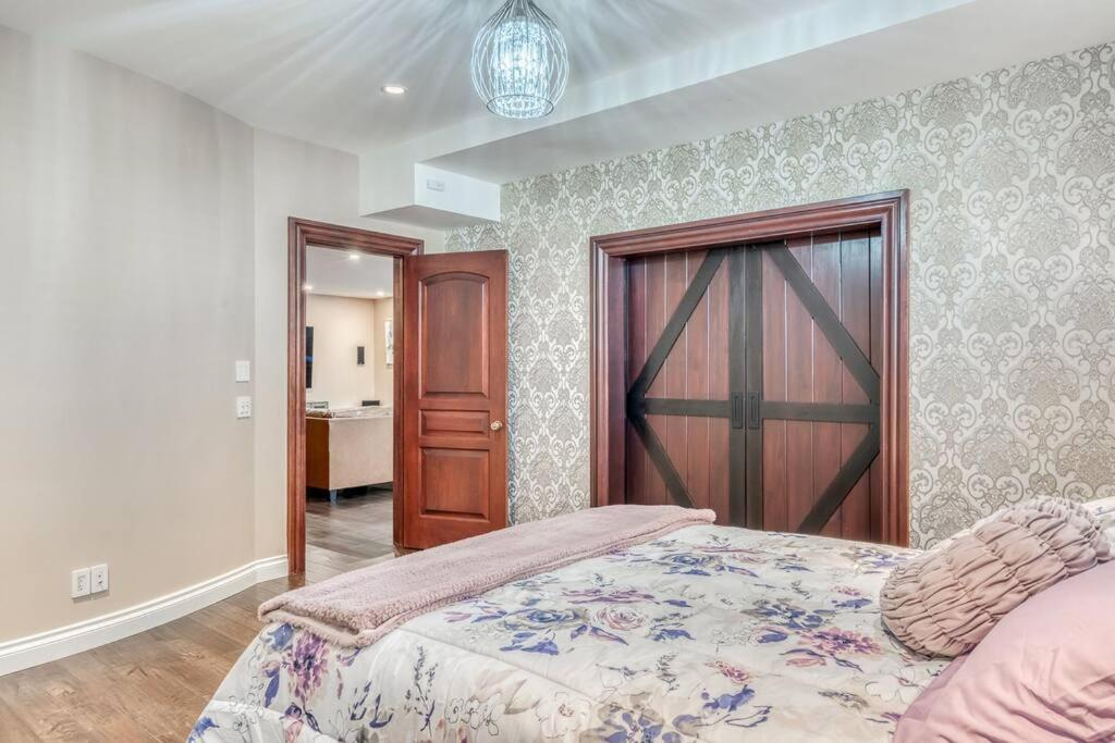 French Chateau W/Swim Spa & Theatre: 11,700 Sqft YYC Dış mekan fotoğraf