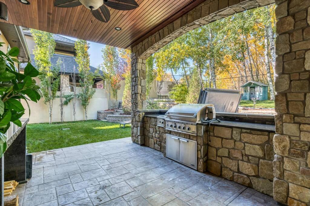 French Chateau W/Swim Spa & Theatre: 11,700 Sqft YYC Dış mekan fotoğraf