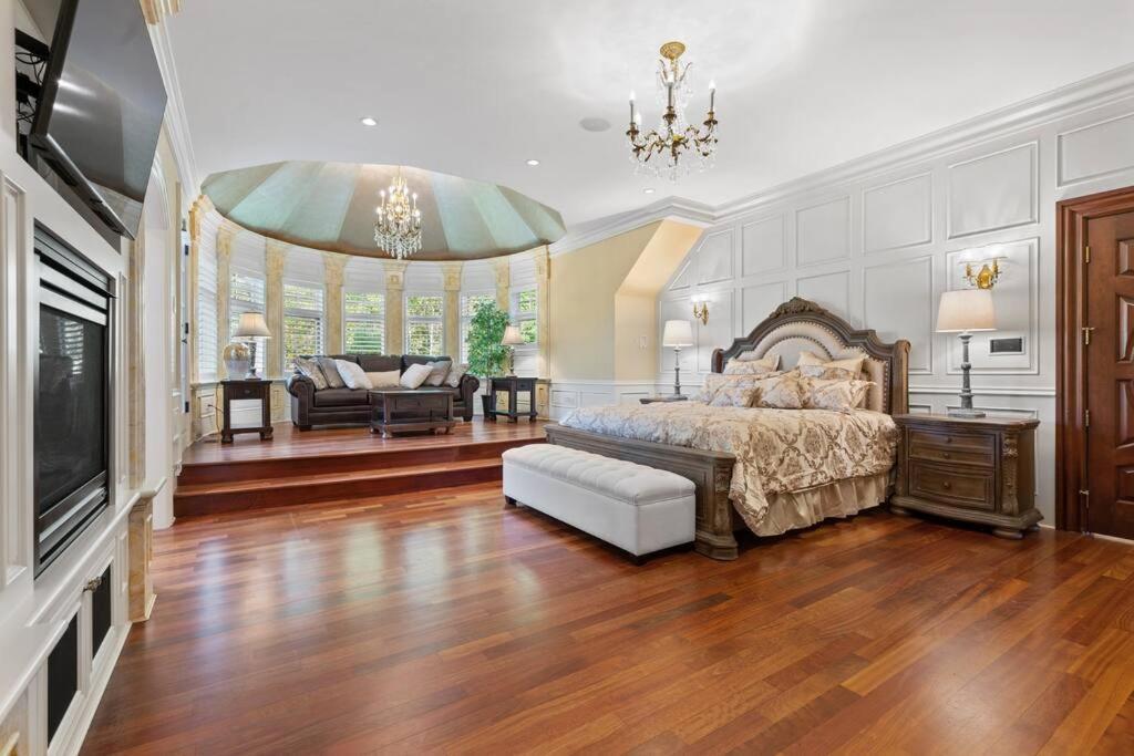 French Chateau W/Swim Spa & Theatre: 11,700 Sqft YYC Dış mekan fotoğraf