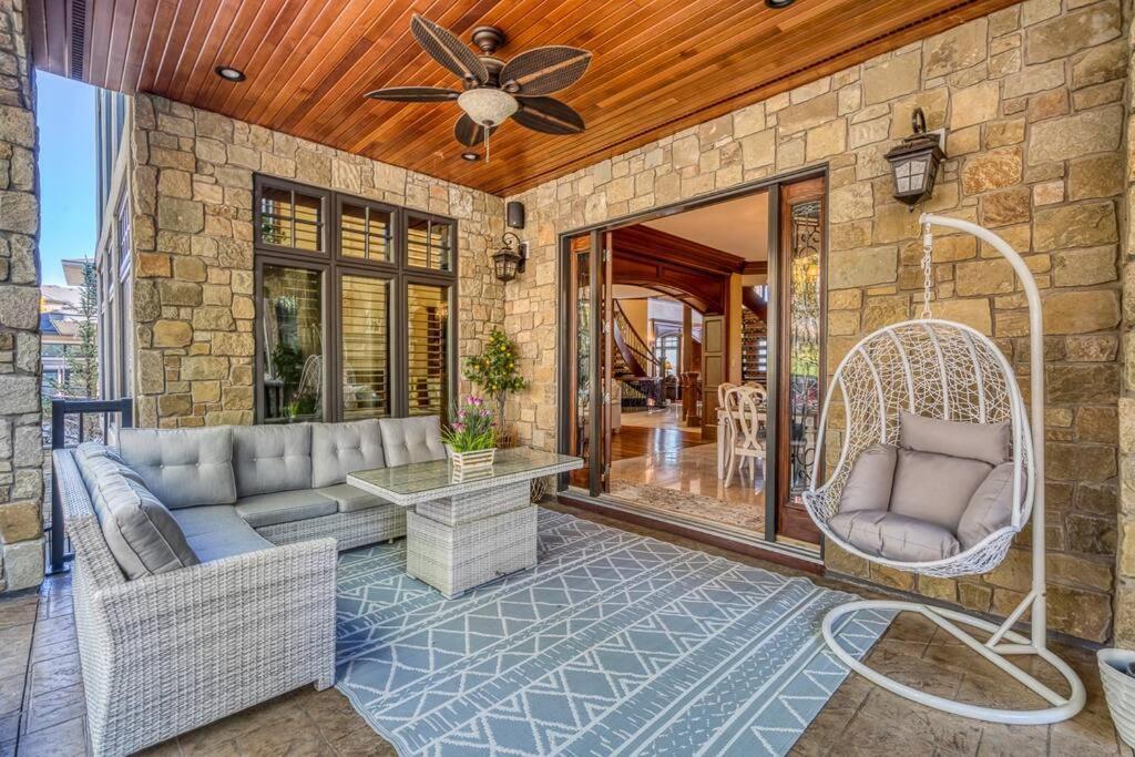 French Chateau W/Swim Spa & Theatre: 11,700 Sqft YYC Dış mekan fotoğraf
