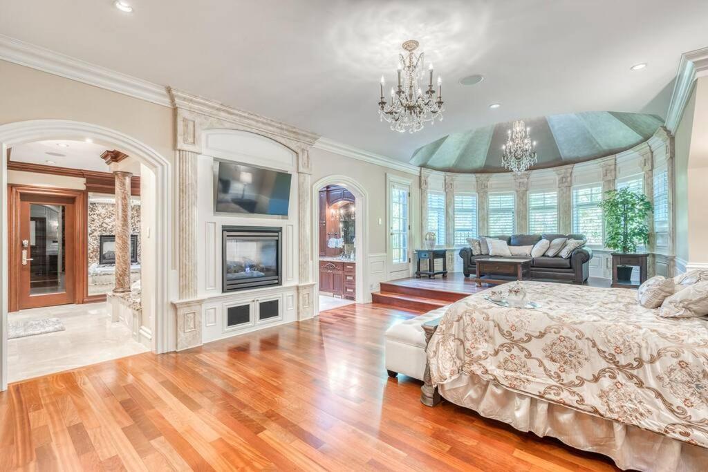 French Chateau W/Swim Spa & Theatre: 11,700 Sqft YYC Dış mekan fotoğraf