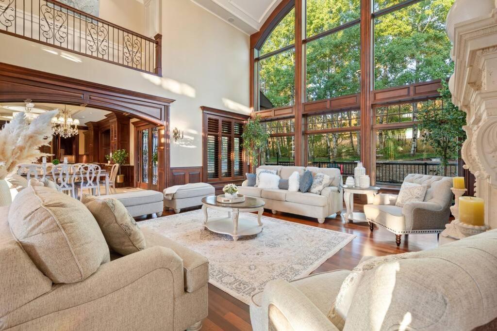 French Chateau W/Swim Spa & Theatre: 11,700 Sqft YYC Dış mekan fotoğraf