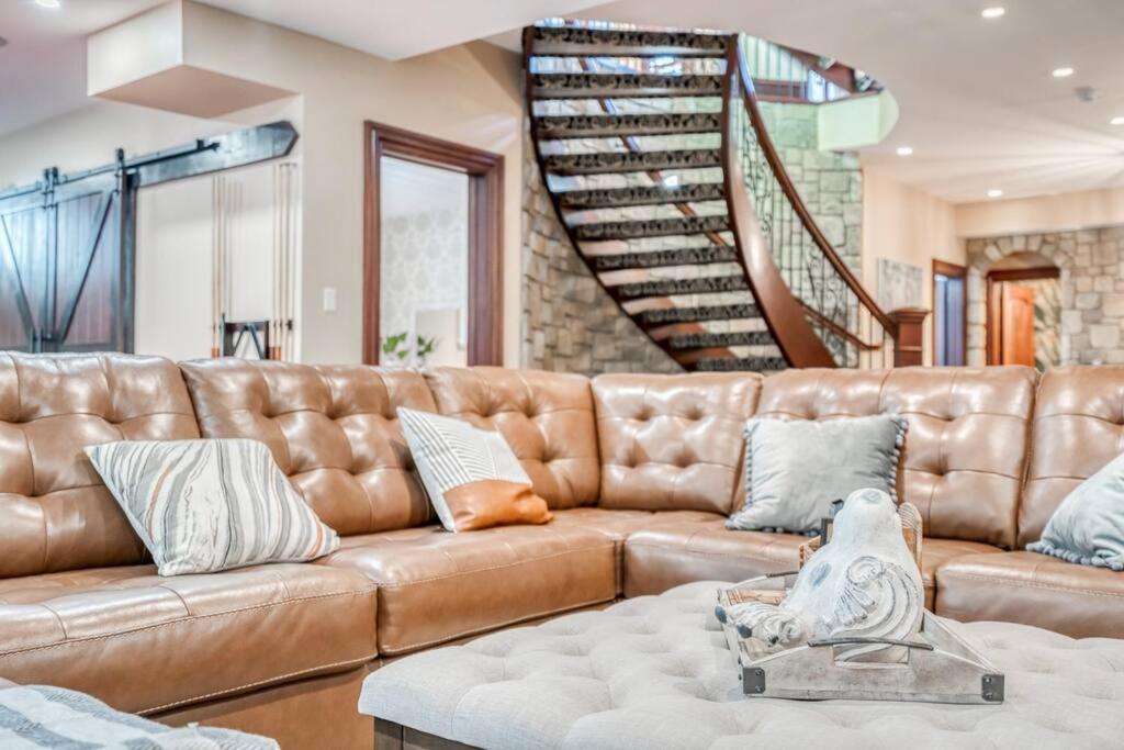 French Chateau W/Swim Spa & Theatre: 11,700 Sqft YYC Dış mekan fotoğraf
