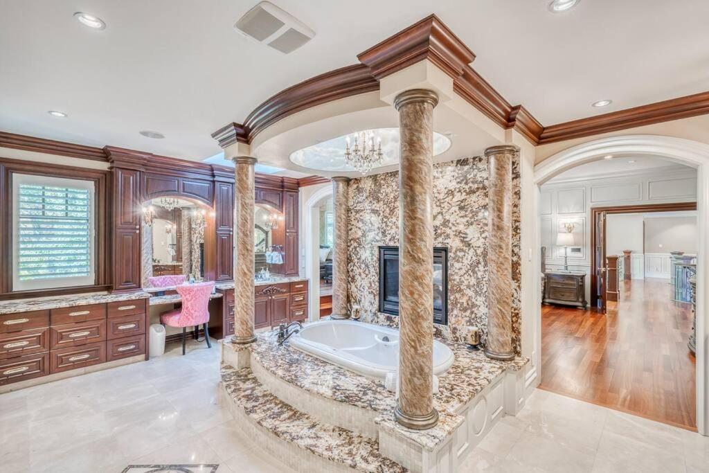 French Chateau W/Swim Spa & Theatre: 11,700 Sqft YYC Dış mekan fotoğraf