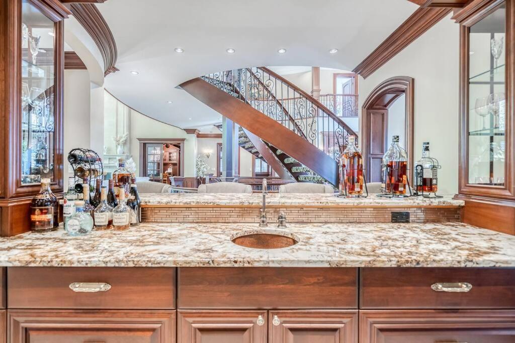 French Chateau W/Swim Spa & Theatre: 11,700 Sqft YYC Dış mekan fotoğraf