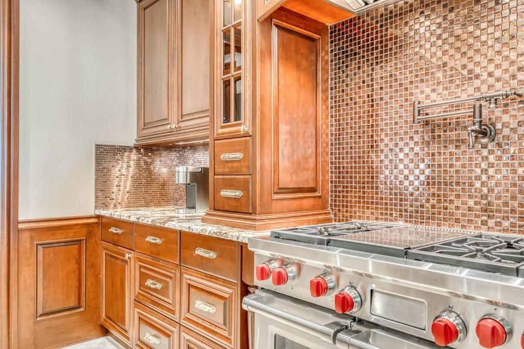 French Chateau W/Swim Spa & Theatre: 11,700 Sqft YYC Dış mekan fotoğraf