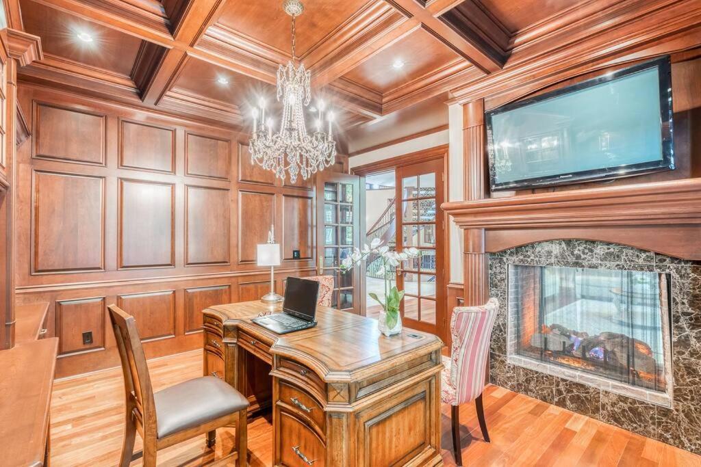 French Chateau W/Swim Spa & Theatre: 11,700 Sqft YYC Dış mekan fotoğraf