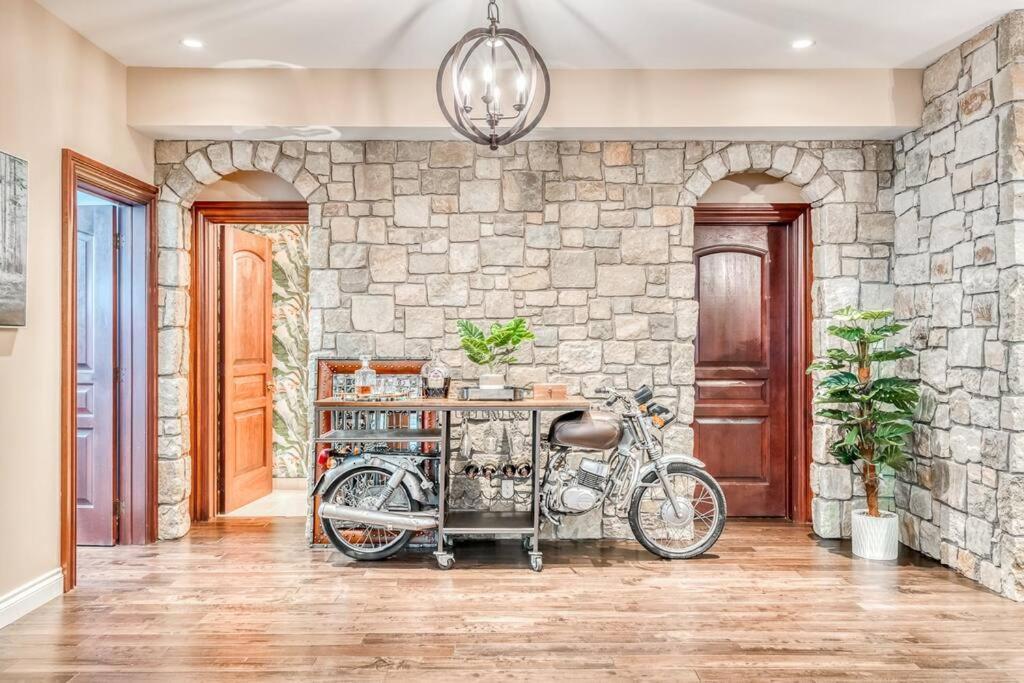 French Chateau W/Swim Spa & Theatre: 11,700 Sqft YYC Dış mekan fotoğraf