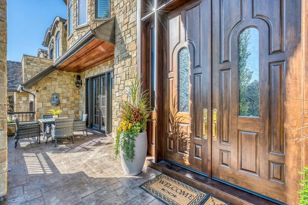 French Chateau W/Swim Spa & Theatre: 11,700 Sqft YYC Dış mekan fotoğraf