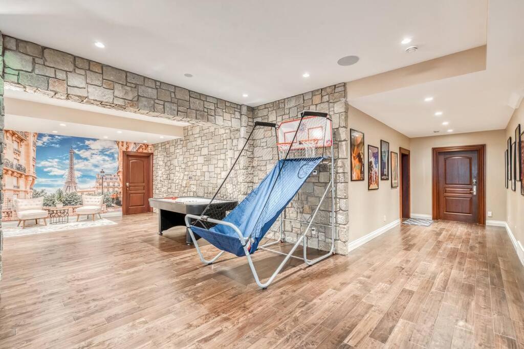 French Chateau W/Swim Spa & Theatre: 11,700 Sqft YYC Dış mekan fotoğraf