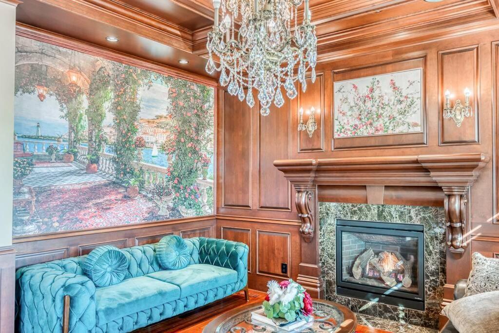 French Chateau W/Swim Spa & Theatre: 11,700 Sqft YYC Dış mekan fotoğraf