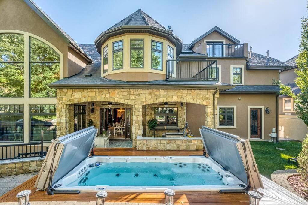 French Chateau W/Swim Spa & Theatre: 11,700 Sqft YYC Dış mekan fotoğraf