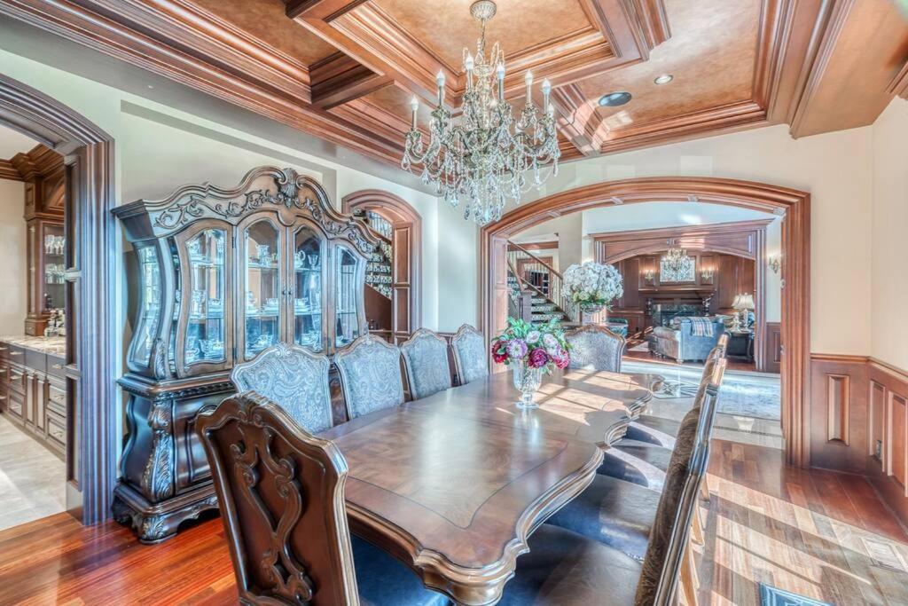 French Chateau W/Swim Spa & Theatre: 11,700 Sqft YYC Dış mekan fotoğraf