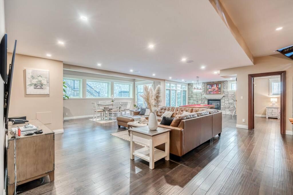 French Chateau W/Swim Spa & Theatre: 11,700 Sqft YYC Dış mekan fotoğraf