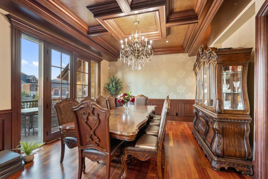 French Chateau W/Swim Spa & Theatre: 11,700 Sqft YYC Dış mekan fotoğraf